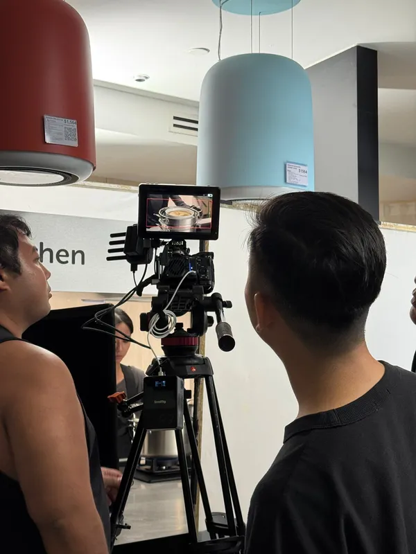 Küche · Director: Camera and monitor village on the showroom set.